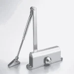 Un mecanismo de cierrapuertas hidráulico plateado metálico, completo con su carcasa principal y conjunto de brazo articulado ajustable, se exhibe sobre un fondo limpio de color gris claro.