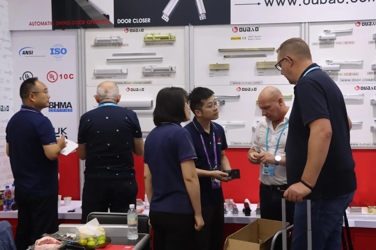 OUBAO team discusses door closer products and technical specifications with international buyers at the 140th Canton Fair.