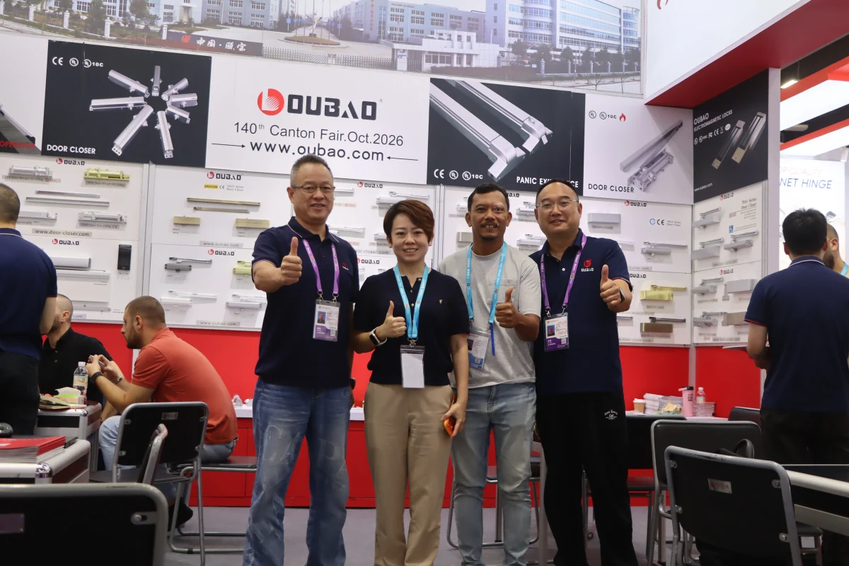 OUBAO representatives and an international customer pose for a group photo at the 140th Canton Fair exhibition booth